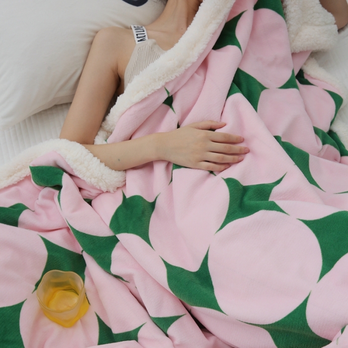 91家纺网 家纺一手货源 找家纺 圆岛家纺 2022秋冬新品牛奶绒羊羔绒毛毯 菱星粉