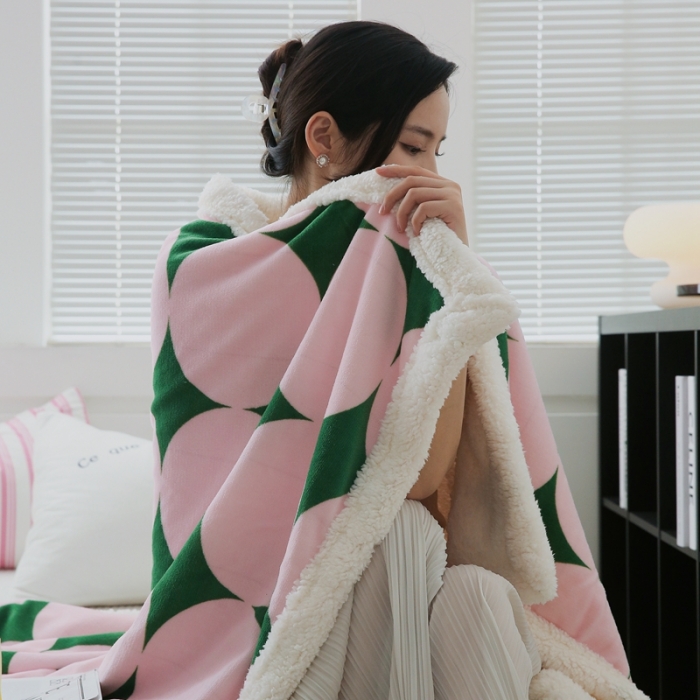 91家纺网 家纺一手货源 找家纺 圆岛家纺 2022秋冬新品牛奶绒羊羔绒毛毯 菱星粉