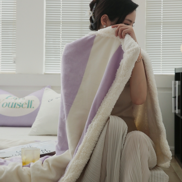 91家纺网 家纺一手货源 找家纺 圆岛家纺 2022秋冬新品牛奶绒羊羔绒毛毯 奶油紫条纹