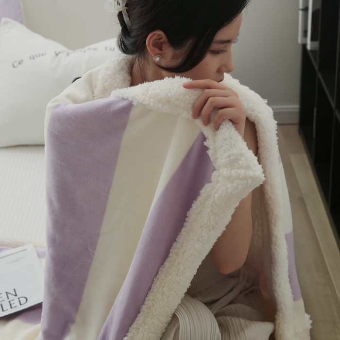 91家纺网 家纺一手货源 找家纺 圆岛家纺 2022秋冬新品牛奶绒羊羔绒毛毯 奶油紫条纹