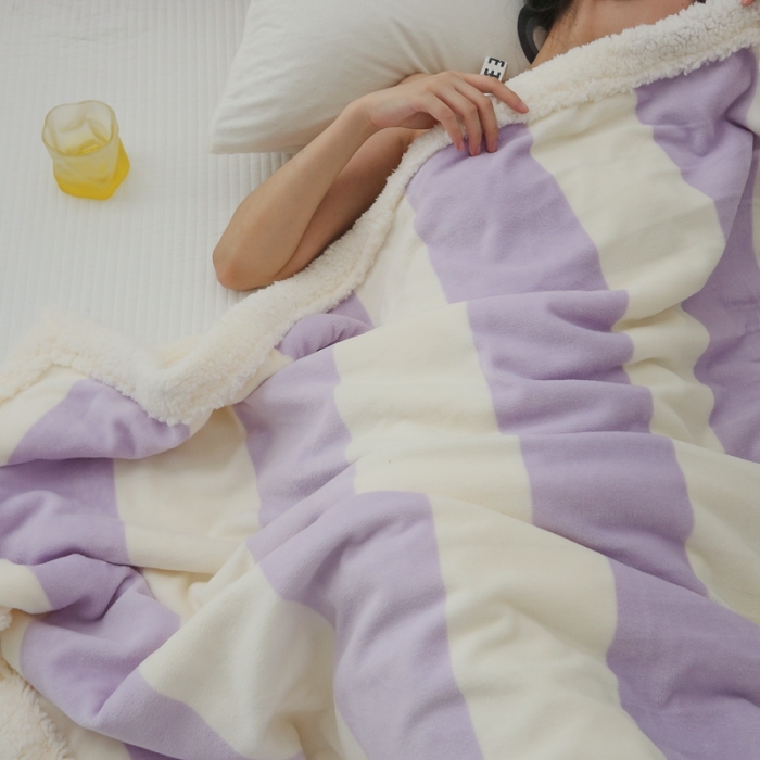 91家纺网 家纺一手货源 找家纺 圆岛家纺 2022秋冬新品牛奶绒羊羔绒毛毯 奶油紫条纹