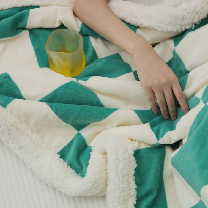 91家纺网 家纺一手货源 找家纺 圆岛家纺 2022秋冬新品牛奶绒羊羔绒毛毯 棋盘绿格