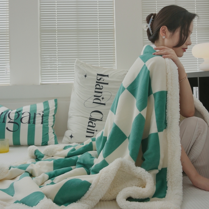 91家纺网 家纺一手货源 找家纺 圆岛家纺 2022秋冬新品牛奶绒羊羔绒毛毯 棋盘绿格