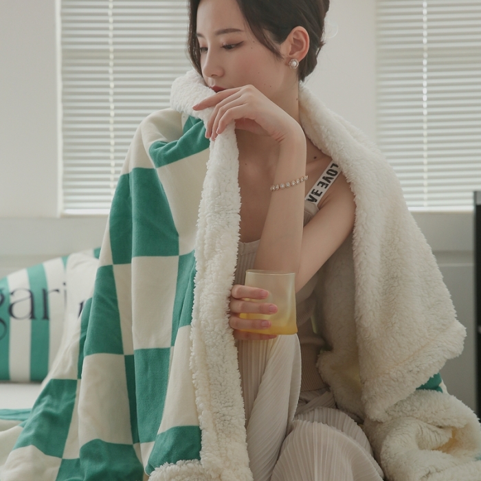 91家纺网 家纺一手货源 找家纺 圆岛家纺 2022秋冬新品牛奶绒羊羔绒毛毯 棋盘绿格