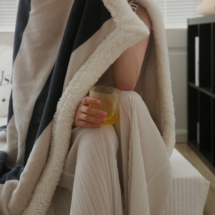 91家纺网 家纺一手货源 找家纺 圆岛家纺 2022秋冬新品牛奶绒羊羔绒毛毯 尚黑粗条