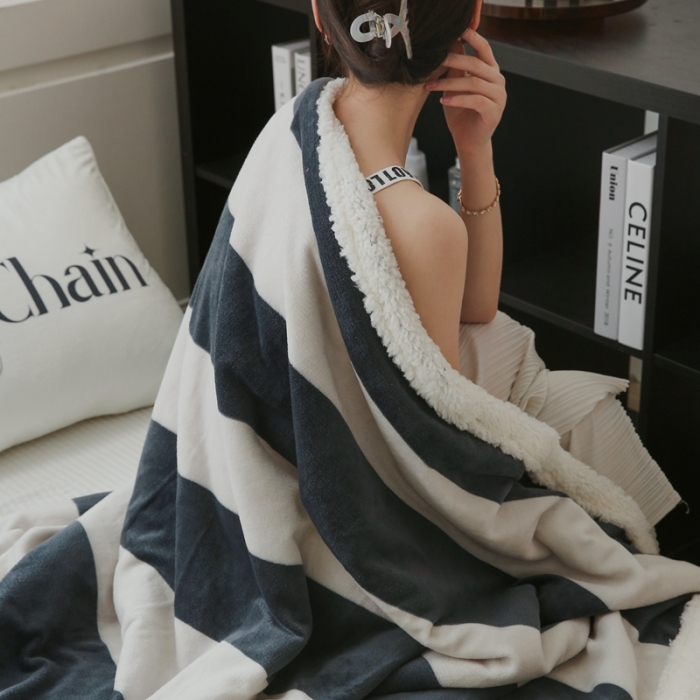 91家纺网 家纺一手货源 找家纺 圆岛家纺 2022秋冬新品牛奶绒羊羔绒毛毯 尚黑粗条