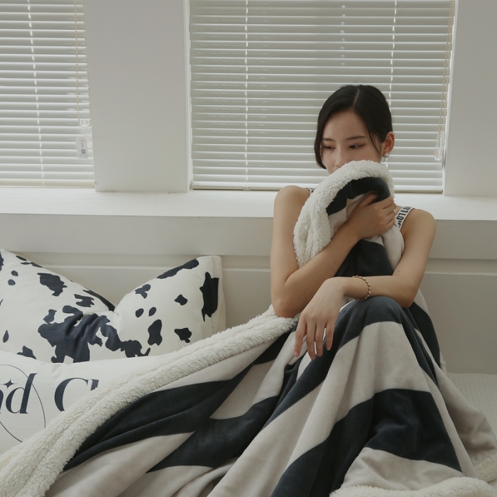 91家纺网 家纺一手货源 找家纺 圆岛家纺 2022秋冬新品牛奶绒羊羔绒毛毯 尚黑粗条