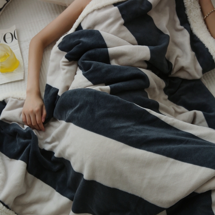 91家纺网 家纺一手货源 找家纺 圆岛家纺 2022秋冬新品牛奶绒羊羔绒毛毯 尚黑粗条