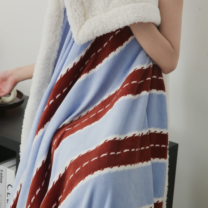 91家纺网 家纺一手货源 找家纺 圆岛家纺 2022秋冬新品牛奶绒羊羔绒毛毯 中红蓝条