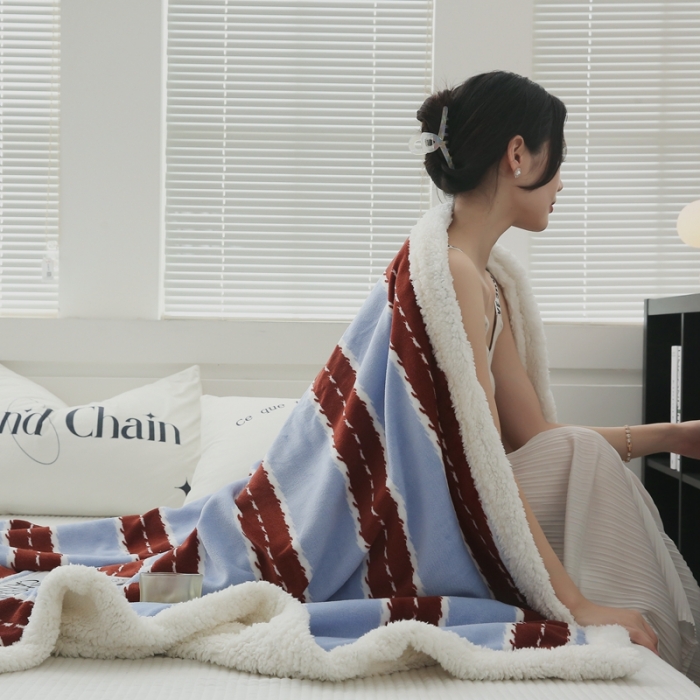 91家纺网 家纺一手货源 找家纺 圆岛家纺 2022秋冬新品牛奶绒羊羔绒毛毯 中红蓝条