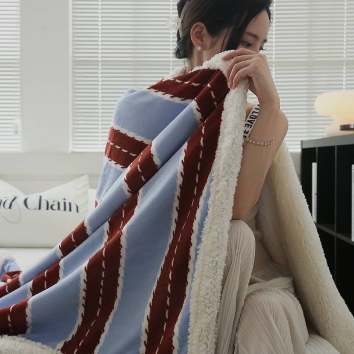 91家纺网 家纺一手货源 找家纺 圆岛家纺 2022秋冬新品牛奶绒羊羔绒毛毯 中红蓝条
