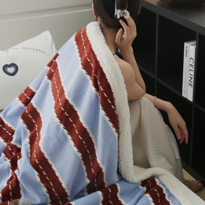 91家纺网 家纺一手货源 找家纺 圆岛家纺 2022秋冬新品牛奶绒羊羔绒毛毯 中红蓝条