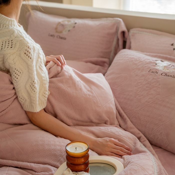 91家纺网 家纺一手货源 找家纺 馨蕊 新款秋冬轻奢刺绣煦暖绒四件套-莫奈 (图二) 莫奈-蔷薇粉