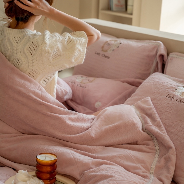 91家纺网 家纺一手货源 找家纺 馨蕊 新款秋冬轻奢刺绣煦暖绒四件套-莫奈 (图二) 莫奈-蔷薇粉