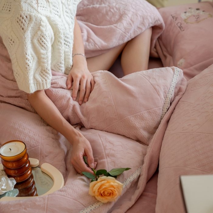 91家纺网 家纺一手货源 找家纺 馨蕊 新款秋冬轻奢刺绣煦暖绒四件套-莫奈 (图二) 莫奈-蔷薇粉