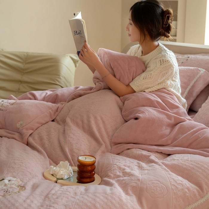 91家纺网 家纺一手货源 找家纺 馨蕊 新款秋冬轻奢刺绣煦暖绒四件套-莫奈 (图二) 莫奈-蔷薇粉