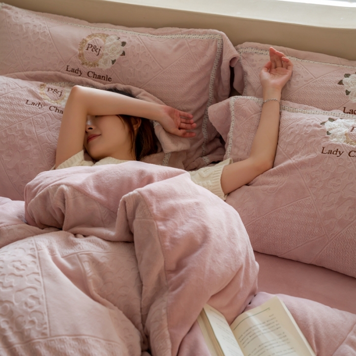 91家纺网 家纺一手货源 找家纺 馨蕊 新款秋冬轻奢刺绣煦暖绒四件套-莫奈 (图二) 莫奈-蔷薇粉