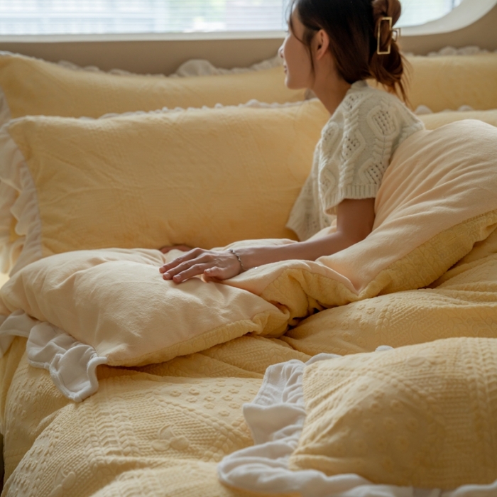 91家纺网 家纺一手货源 找家纺 馨蕊 2022新款秋冬轻奢雕花绒煦暖绒四件套-温妮 温妮-氧气黄