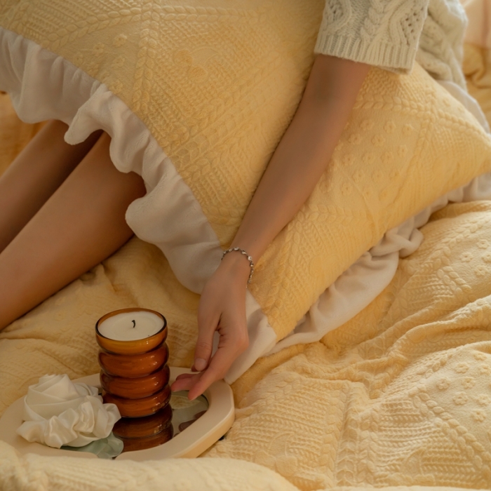 91家纺网 家纺一手货源 找家纺 馨蕊 2022新款秋冬轻奢雕花绒煦暖绒四件套-温妮 温妮-氧气黄