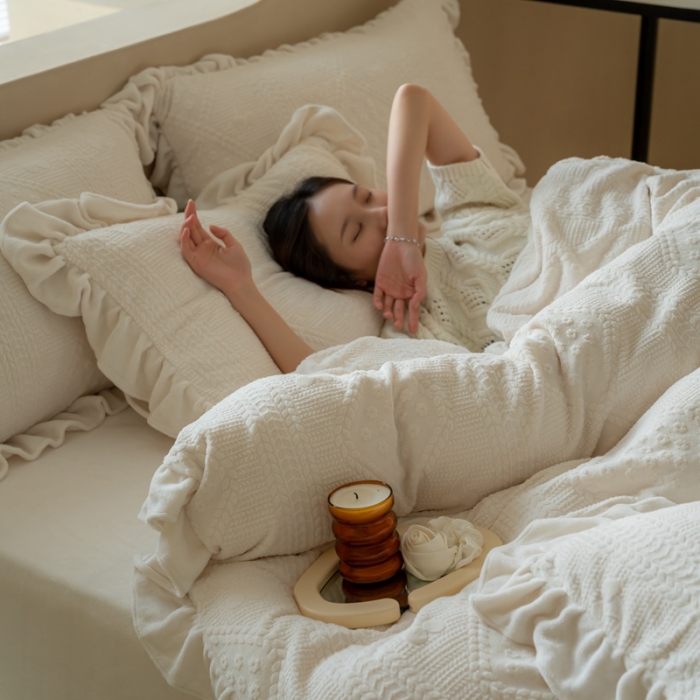 91家纺网 家纺一手货源 找家纺 馨蕊 2022新款秋冬轻奢雕花绒煦暖绒四件套-温妮 温妮-元气白桃