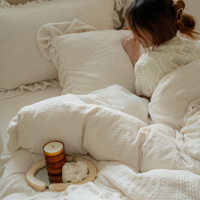 91家纺网 家纺一手货源 找家纺 馨蕊 2022新款秋冬轻奢雕花绒煦暖绒四件套-温妮 温妮-元气白桃