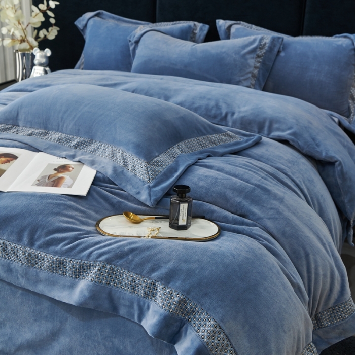91家纺网 家纺一手货源 找家纺 榻尚家居 2023新款公主绒刺绣贴边四件套 宝石蓝