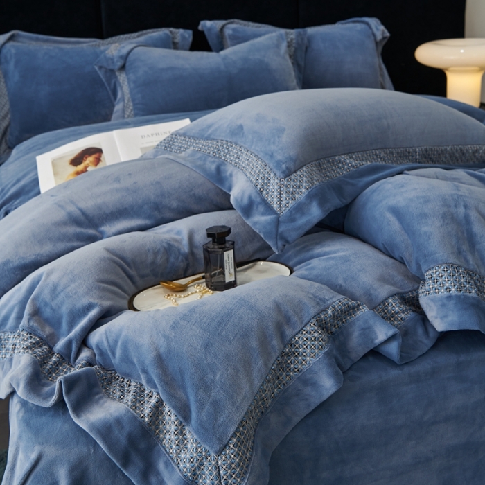 91家纺网 家纺一手货源 找家纺 榻尚家居 2023新款公主绒刺绣贴边四件套 宝石蓝