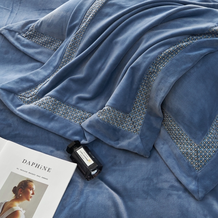 91家纺网 家纺一手货源 找家纺 榻尚家居 2023新款公主绒刺绣贴边四件套 宝石蓝