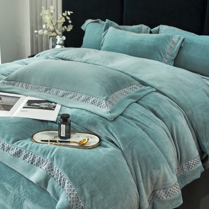 91家纺网 家纺一手货源 找家纺 榻尚家居 2023新款公主绒刺绣贴边四件套 湖兰色