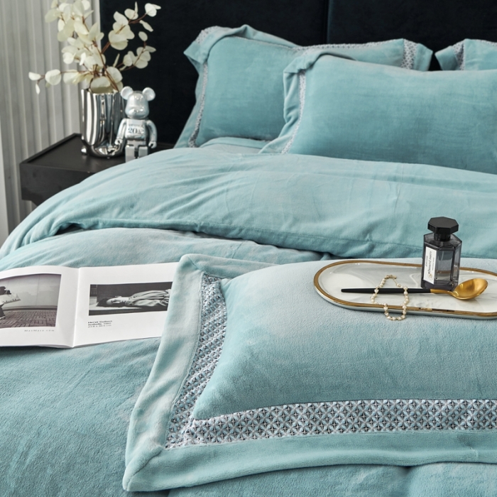 91家纺网 家纺一手货源 找家纺 榻尚家居 2023新款公主绒刺绣贴边四件套 湖兰色