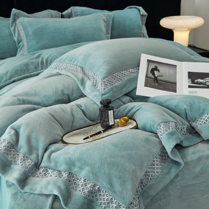 91家纺网 家纺一手货源 找家纺 榻尚家居 2023新款公主绒刺绣贴边四件套 湖兰色