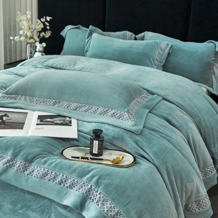 91家纺网 家纺一手货源 找家纺 榻尚家居 2023新款公主绒刺绣贴边四件套 湖兰色