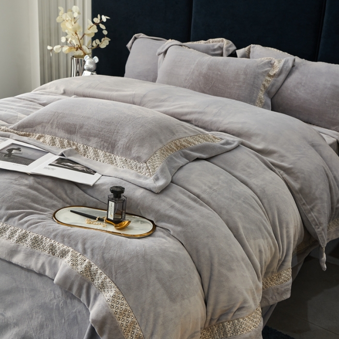 91家纺网 家纺一手货源 找家纺 榻尚家居 2023新款公主绒刺绣贴边四件套 浅灰色