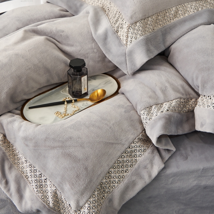 91家纺网 家纺一手货源 找家纺 榻尚家居 2023新款公主绒刺绣贴边四件套 浅灰色