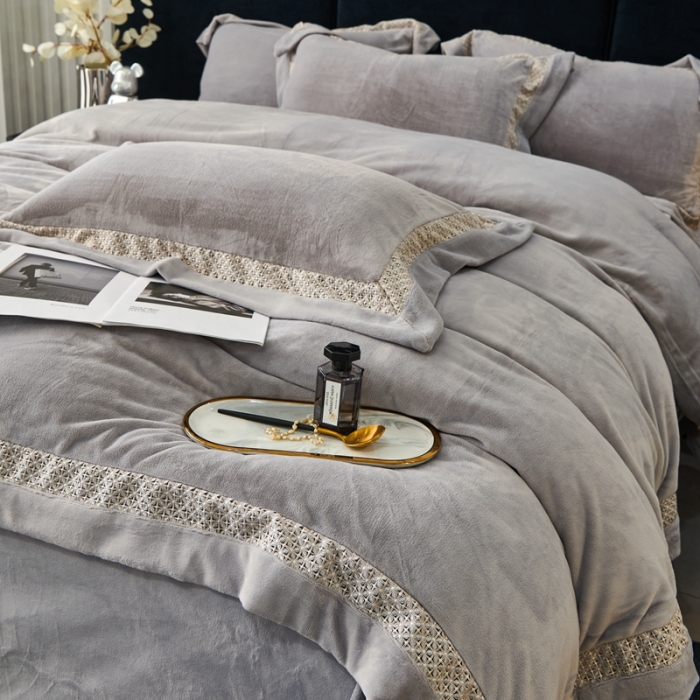 91家纺网 家纺一手货源 找家纺 榻尚家居 2023新款公主绒刺绣贴边四件套 浅灰色