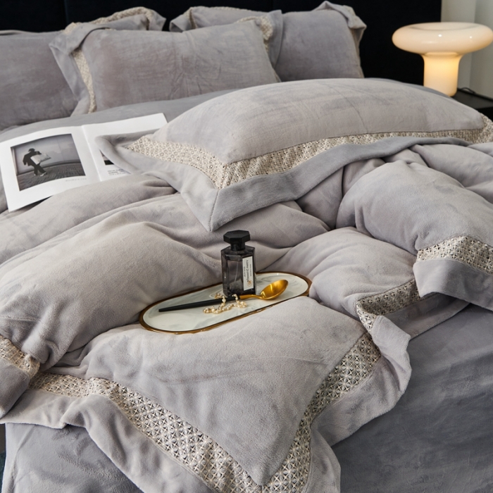 91家纺网 家纺一手货源 找家纺 榻尚家居 2023新款公主绒刺绣贴边四件套 浅灰色