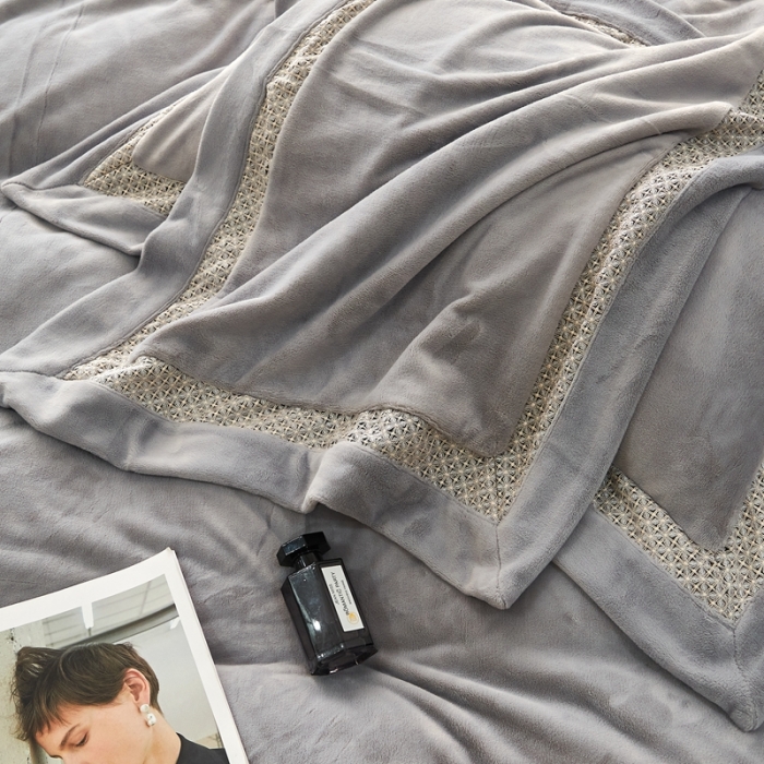 91家纺网 家纺一手货源 找家纺 榻尚家居 2023新款公主绒刺绣贴边四件套 浅灰色