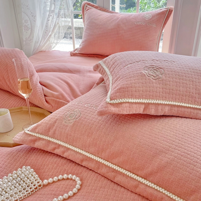 91家纺网 家纺一手货源 找家纺 安妮 2022新款高克重牛奶绒-COCO小姐 粉