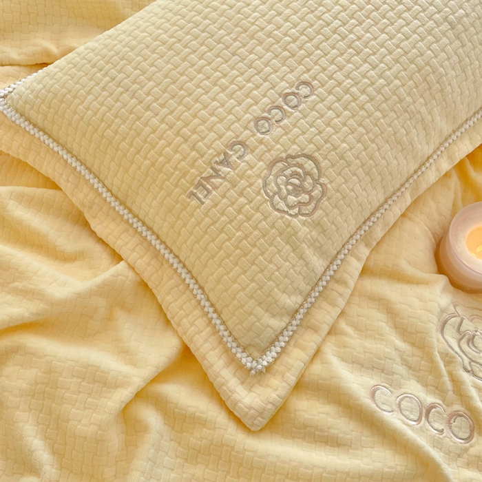 91家纺网 家纺一手货源 找家纺 安妮 2022新款高克重牛奶绒-COCO小姐 黄