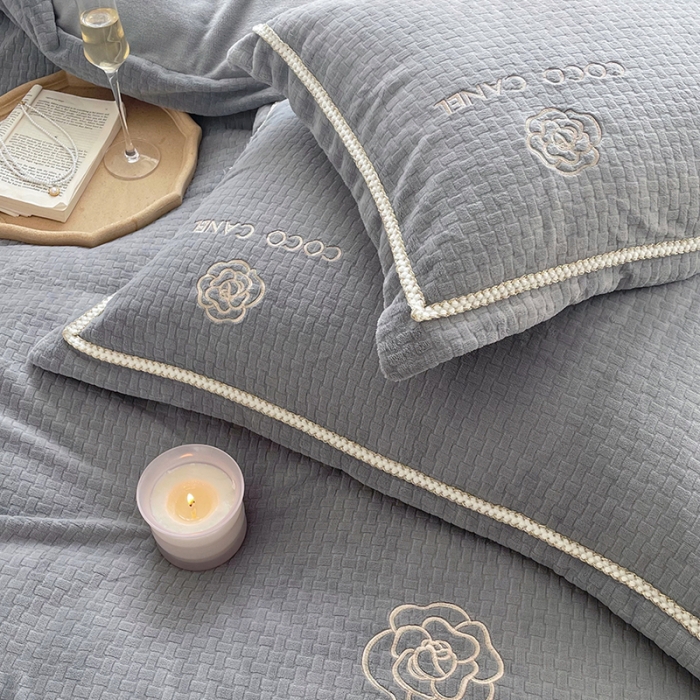 91家纺网 家纺一手货源 找家纺 安妮 2022新款高克重牛奶绒-COCO小姐 灰