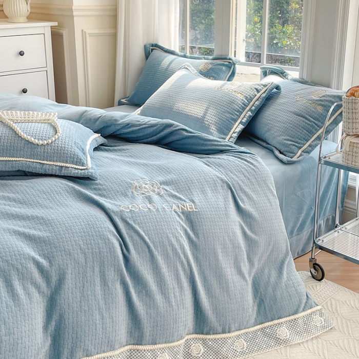 91家纺网 家纺一手货源 找家纺 安妮 2022新款高克重牛奶绒-COCO小姐 蓝