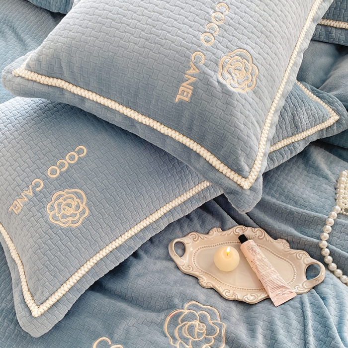 91家纺网 家纺一手货源 找家纺 安妮 2022新款高克重牛奶绒-COCO小姐 蓝