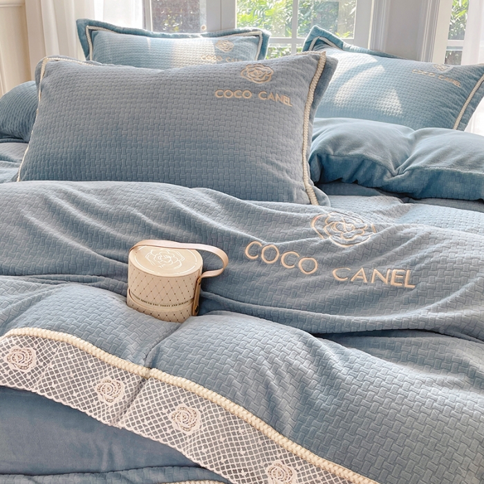 91家纺网 家纺一手货源 找家纺 安妮 2022新款高克重牛奶绒-COCO小姐 蓝