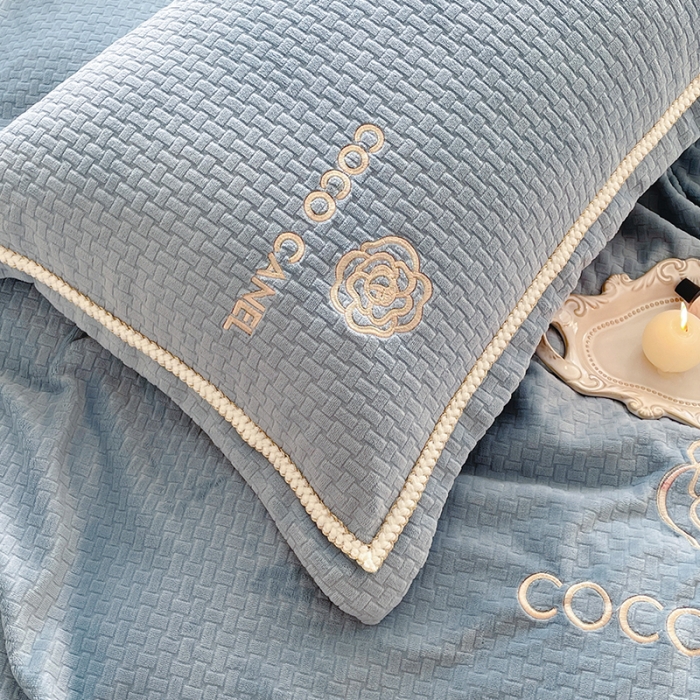 91家纺网 家纺一手货源 找家纺 安妮 2022新款高克重牛奶绒-COCO小姐 蓝