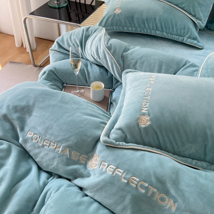 91家纺网 家纺一手货源 找家纺 （总）安妮 2022新款高克重牛奶绒刺绣嵌绳四件套-罗缦