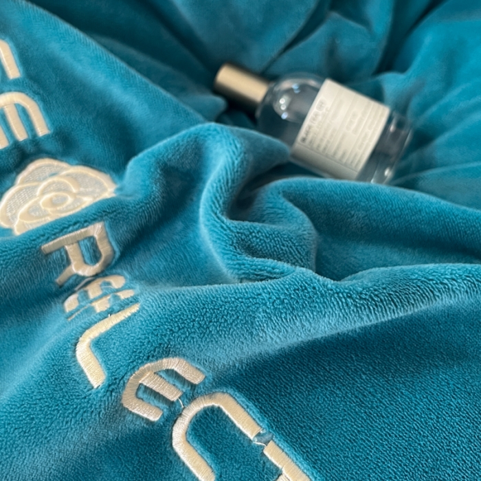 91家纺网 家纺一手货源 找家纺 安妮 2022新款高克重牛奶绒刺绣嵌绳四件套-罗缦 宾利蓝