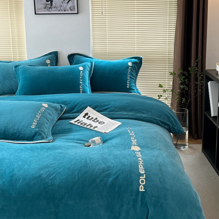 91家纺网 家纺一手货源 找家纺 安妮 2022新款高克重牛奶绒刺绣嵌绳四件套-罗缦 宾利蓝