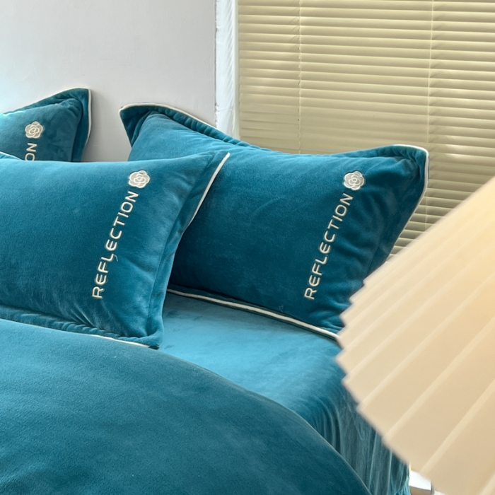 91家纺网 家纺一手货源 找家纺 安妮 2022新款高克重牛奶绒刺绣嵌绳四件套-罗缦 宾利蓝