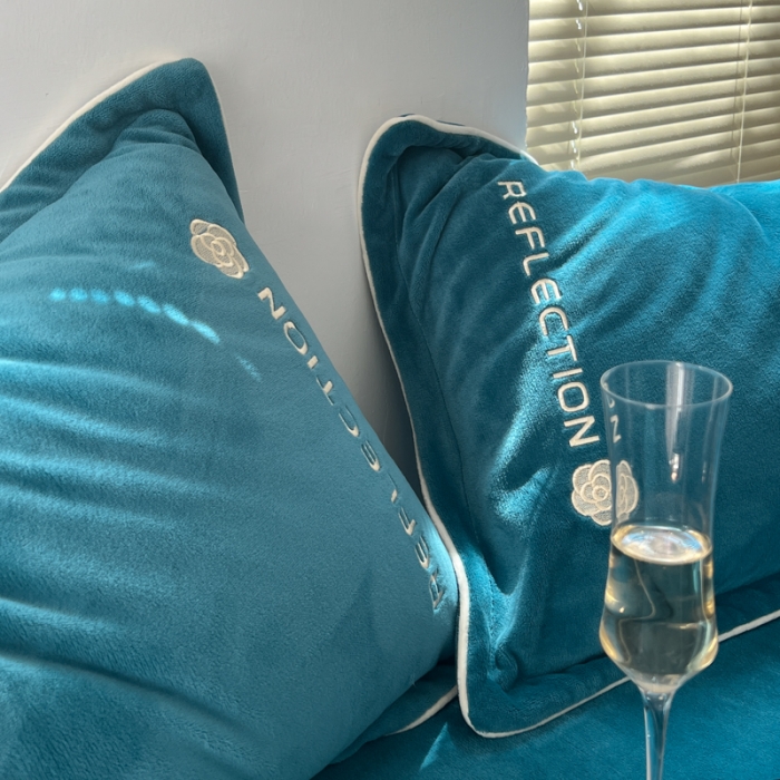 91家纺网 家纺一手货源 找家纺 安妮 2022新款高克重牛奶绒刺绣嵌绳四件套-罗缦 宾利蓝