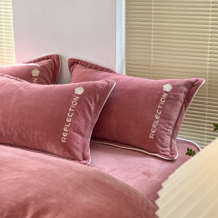 91家纺网 家纺一手货源 找家纺 安妮 2022新款高克重牛奶绒刺绣嵌绳四件套-罗缦 豆沙红